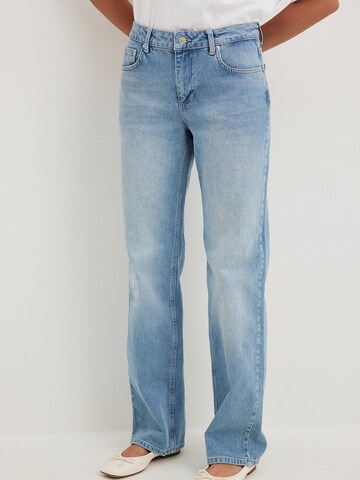 NA-KD Regular Jeans in Blue: front