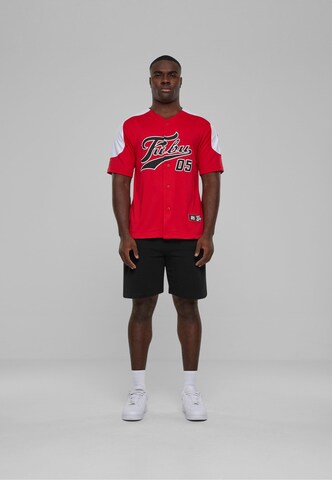 Coupe regular T-Shirt 'Varsity Block Baseball' FUBU en rouge