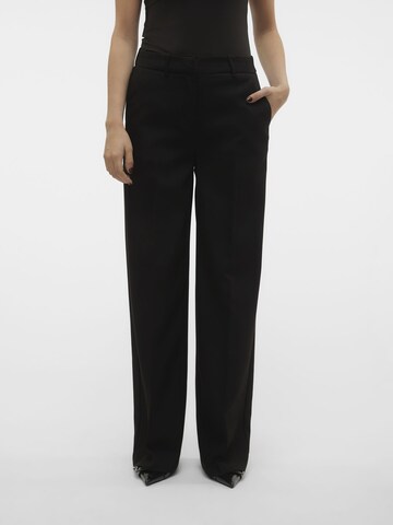 Loosefit Pantalon à plis VERO MODA en noir : devant