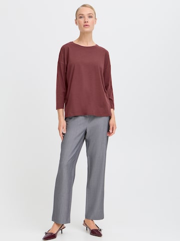 Tricou 'BYPAMILA' de la b.young pe roșu