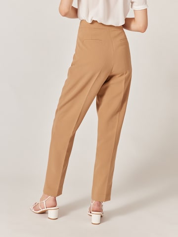 Regular Pantalon à pince 'Emya' NAF NAF en marron