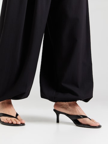 Barrel Pantalon à pince 'Alin' WEEKDAY en noir