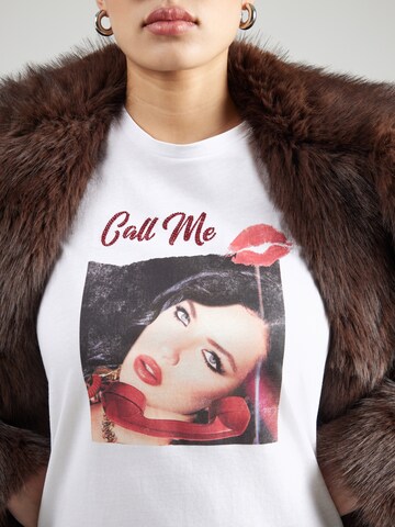 Tricou 'CALL ME EASY' de la GUESS pe alb