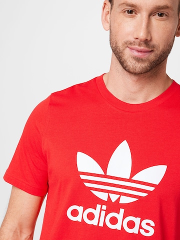 ADIDAS ORIGINALS - Camiseta 'Adicolor Classics Trefoil' en rojo