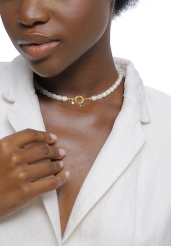 ELLI Necklace in White: front