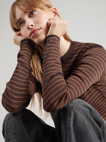 DRYKORN - Camiseta 'NURIT_2' en marrón