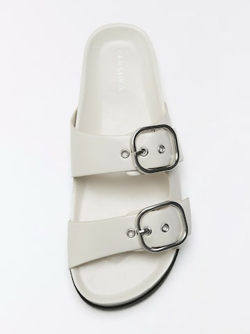 Bershka Pantolette in Weiß