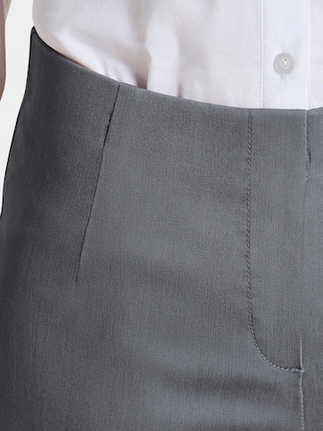 Coupe slim Jean à pince 'Louisa' Goldner en gris