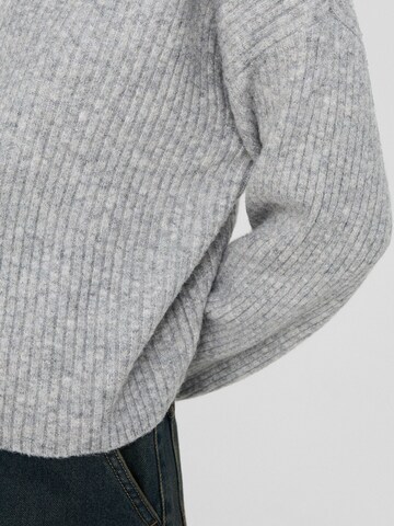 Bershka Pullover in Grau