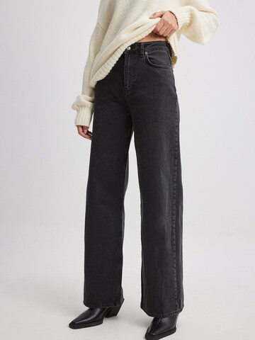 NA-KD Wide leg Jeans in Zwart: voorkant