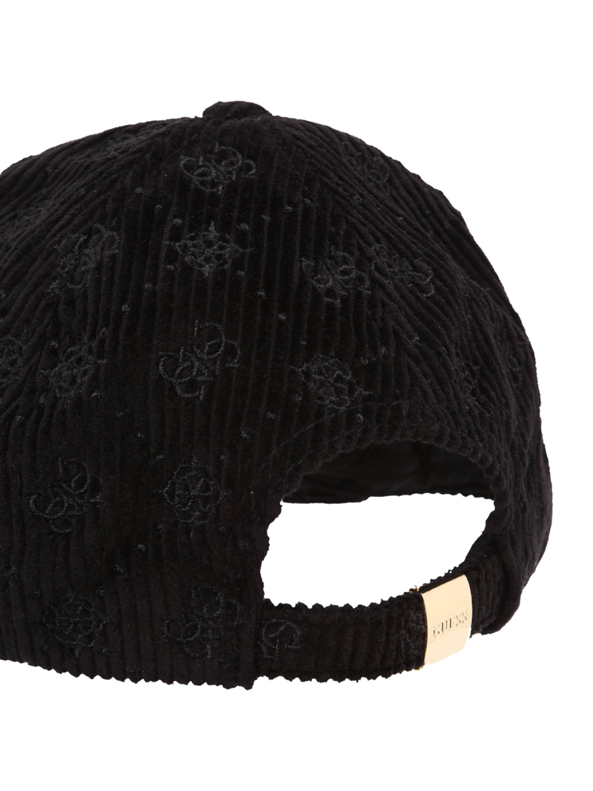 Șapcă de la GUESS pe negru