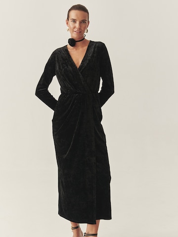 TATUUM Платье 'VELUDO 1' в Черный: спереди
