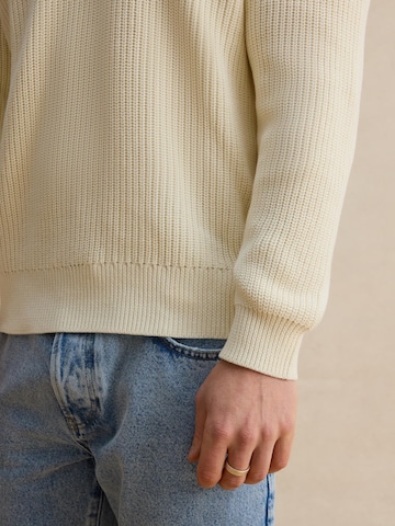 DAN FOX APPAREL Pulover 'Marlon' | bela barva