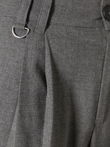Bershka Široke hlačnice Hlače z naborki | siva barva