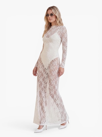 Rochie de la Hoermanseder pe alb