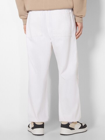 Bershka Lużny krój Jeansy w kolorze biały