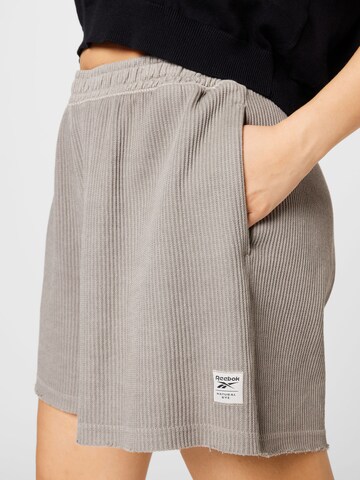 Reebok Regular Shorts in Grau