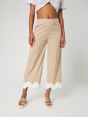 Bootcut Pantalon 'Nora' Katy Perry exclusive for ABOUT YOU en beige : devant