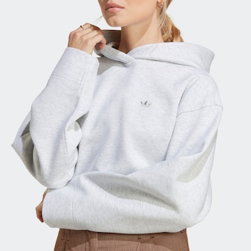 ADIDAS ORIGINALS - Sweatshirt 'Premium Essentials' em cinzento