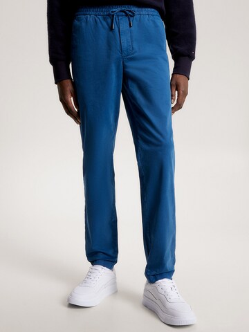 Effilé Pantalon chino TOMMY HILFIGER en bleu : devant