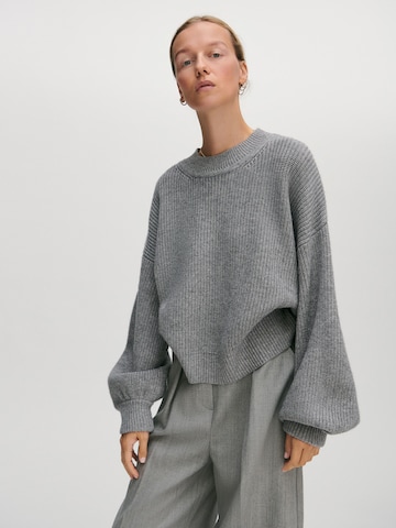 ABOUT YOU x Marie von Behrens Pullover 'Ida' in Grau: predná strana