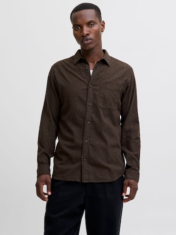 Coupe regular Chemise 'JJECLASSIC' JACK & JONES en marron : devant