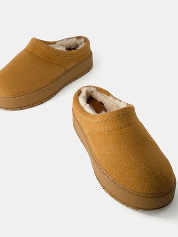 Bershka Slippers in Beige