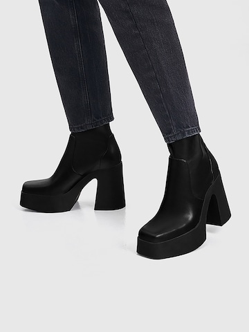 Pull&Bear Bootie in Black