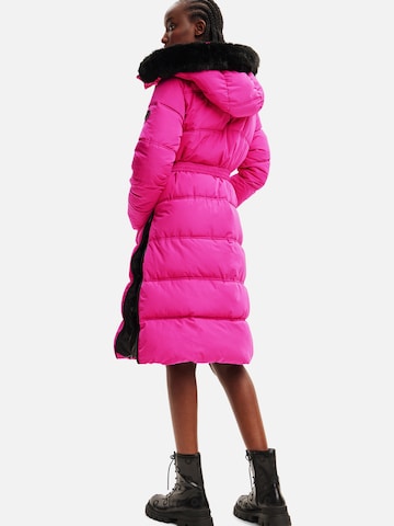 Palton de iarnă de la Desigual pe roz