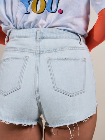 ABOUT YOU x Laura Giurcanu Skinny Jeansshorts 'Tia' in Blau