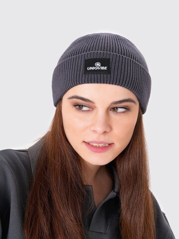 UNIQVIBE Beanie in Grey: front