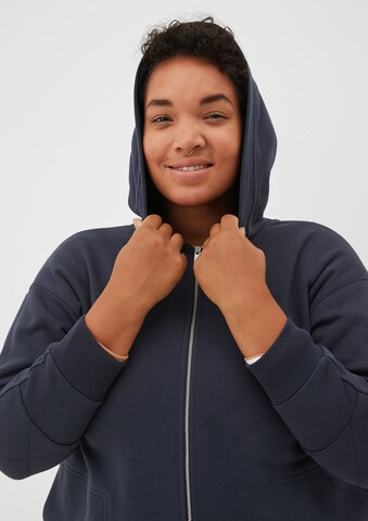 TRIANGLE Sweatshirt in Blau