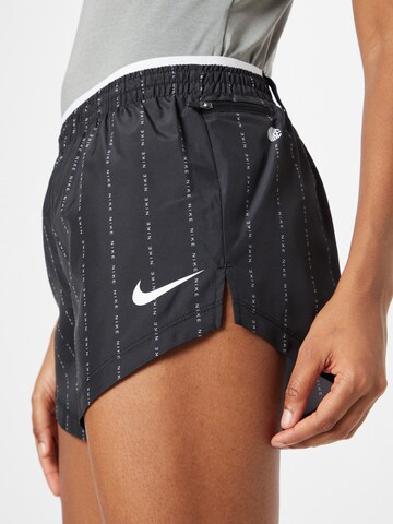 Regular Pantalon de sport NIKE en noir