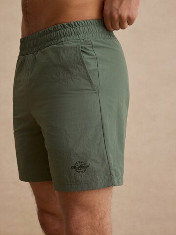 DAN FOX APPAREL Kratke kopalne hlače 'Laurin' | zelena barva