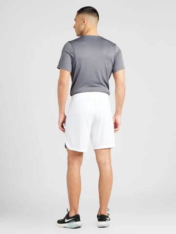 Regular Pantalon de sport NIKE en blanc