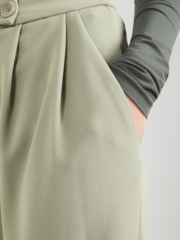 ABOUT YOU Широкий Брюки со складками 'Maribelle' в Зеленый