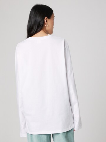 ABOUT YOU x Alvaro Soler قميص 'Lean' بلون أبيض