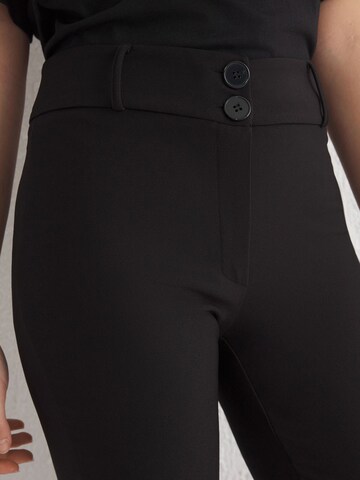 Trendyol Flared Broek in Zwart