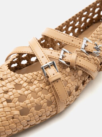 MICHAEL Michael Kors Μπαλαρίνα με λουράκια 'INDY' σε καφέ