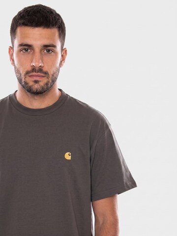 Maglietta 'S/S CHASE T-SHIRT SHUNGITE / GOLD' di Carhartt WIP in grigio