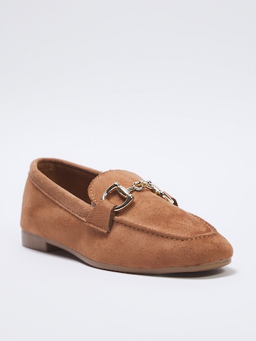 Chaussure basse Trendyol en marron : devant