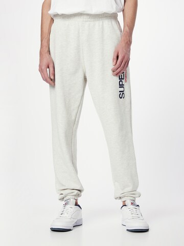 Superdry Tapered Hose in Grau: predná strana