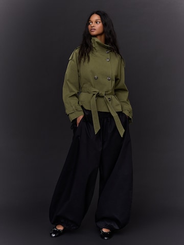 Bershka Välikausitakki värissä vihreä