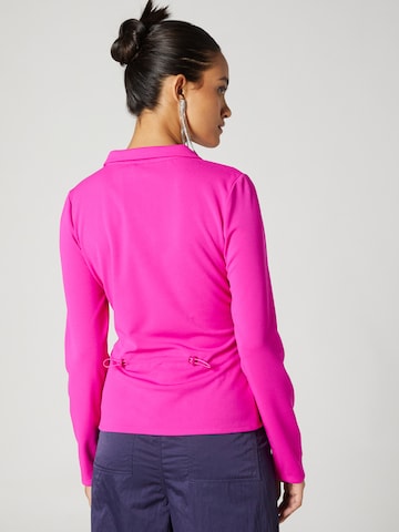 Bella x ABOUT YOU Blouse 'Grace' in Roze