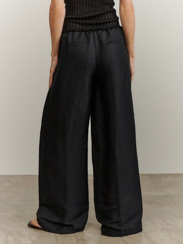 Wide leg Pantaloni con piega frontale 'Emelie' di ABOUT YOU x Marie von Behrens in nero