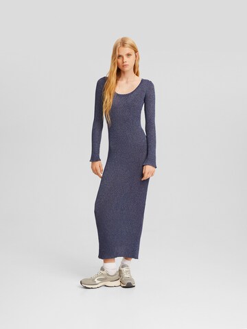Bershka Sukienka z dzianiny w kolorze niebieski