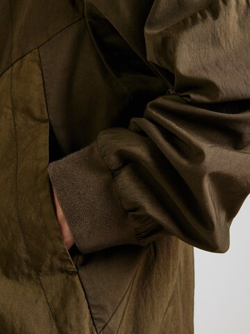 Nike Sportswear Přechodná bunda – zelená