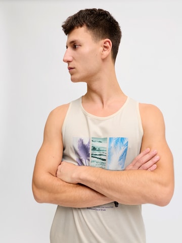 JJ Rebel - Camiseta 'JREBMILES' en beige