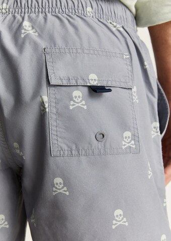 Scalpers Плавательные шорты 'Skull Classic' в Серый