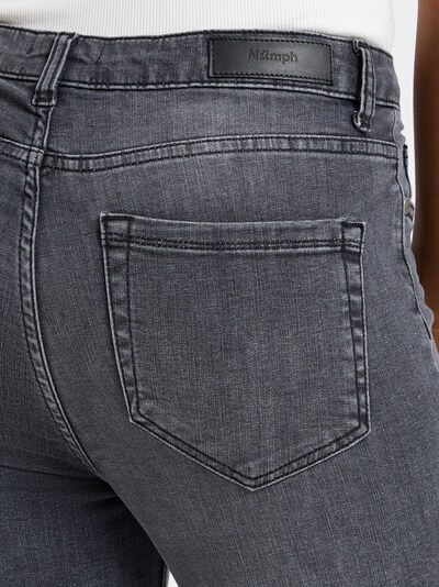 NÜMPH Jean 'Sidney' en gris denim, Vue avec produit